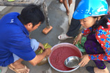 Người miền Tây ra Vàm Nao bắt 'heo nước' kiếm tiền mua... vàng ngày Tết - ảnh 5