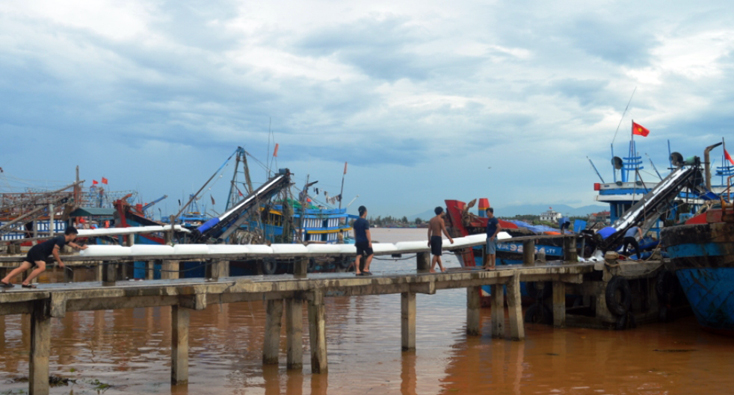 Cung cấp dịch vụ đá lạnh cho tàu cá ra khơi tại cảng Gianh.