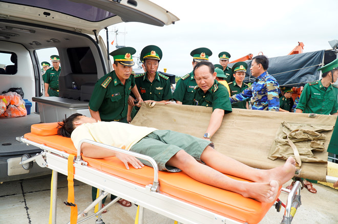 Đối diện tử thần 25 giờ trên biển: Ngư dân hét đến xé họng khi thấy tàu - ảnh 6