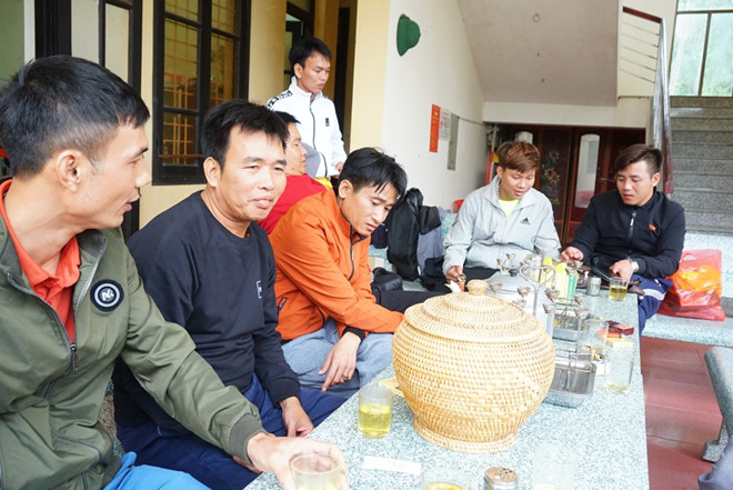 12 thuyền viên tàu hàng bị chìm được cứu sống: 'Chậm một tí chắc chúng tôi đã chết' - ảnh 3