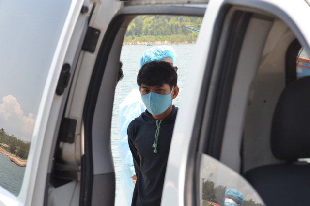 Đưa 8 ngư dân trên tàu bị Trung Quốc đâm chìm đi cách ly - 3