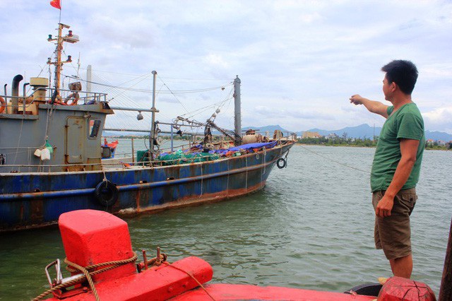 Nhiều ngư dân ở Quảng Bình xót xa khi nhìn vào con tàu vỏ thép mới đầu tư hàng chục tỷ đồng đã hư hỏng nặng, ra khơi không mang lại hiệu quả, nợ nần ngày càng chồng chất