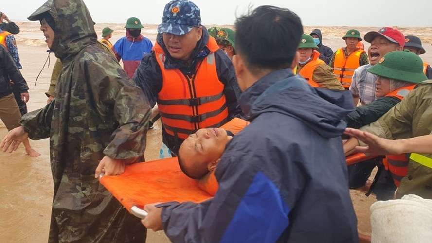 1 trong 2 người nhảy xuống biển đã vào bờ. Ảnh: Hưng Thơ