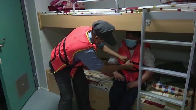 Vụ 26 ngư dân chìm tàu: Hình ảnh đầu tiên 3 ngư dân trở về từ cõi chết - 6