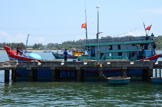 Đưa 8 ngư dân trên tàu bị Trung Quốc đâm chìm đi cách ly - 1