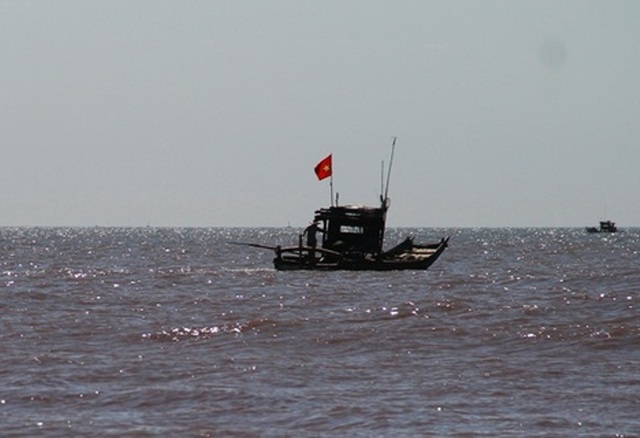 Tàu cá bị đâm chìm, 1 người tử vong, 4 người mất tích - 1