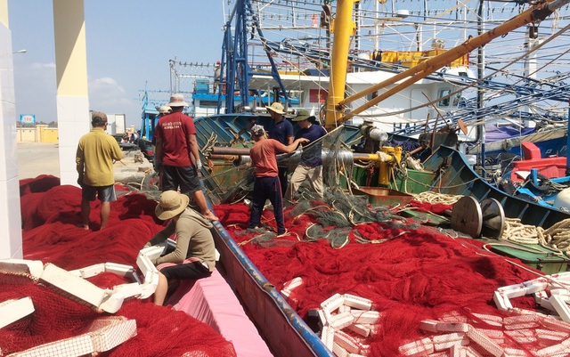 Sau Tết Nguyên đán, ngư dân Phú Yên tất bật chuẩn bị vươn khơi - 1