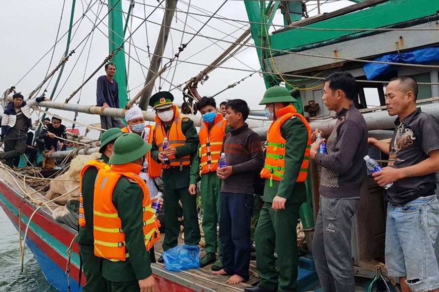 Lực lượng Biên phòng Cửa Sót tiếp cận để đưa các thuyền viên vào bờ. Ảnh: BP.