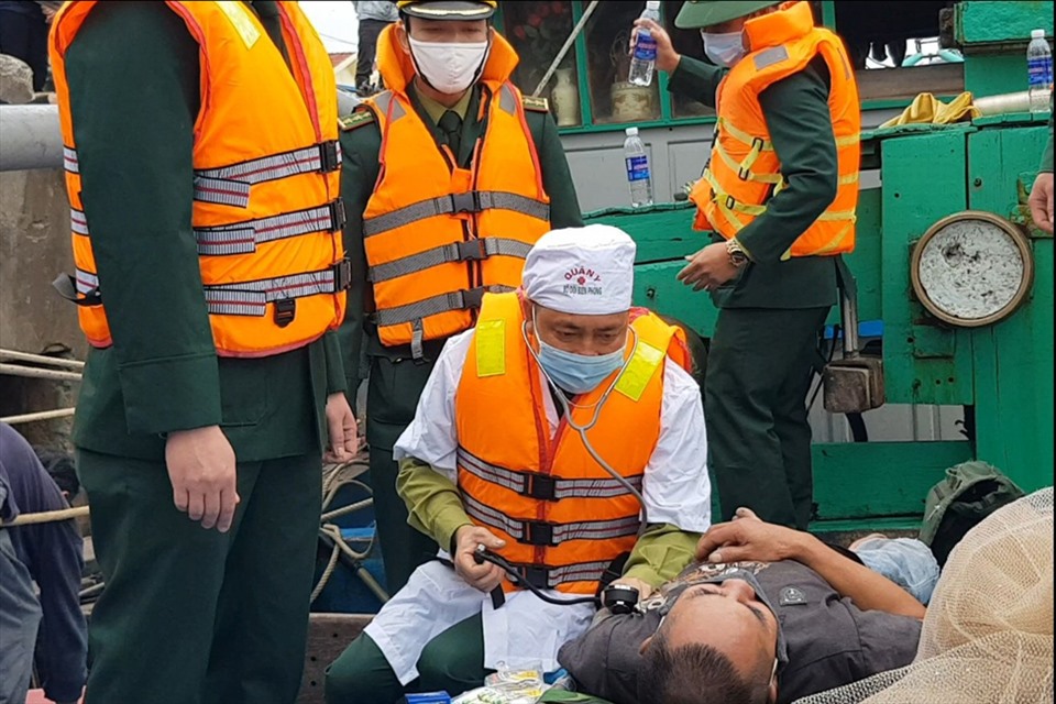 Một số thuyền viên mệt lả sau nhiều giờ vật lộn với sóng biển được cán bộ quân y Biên phòng Cửa Sót chăm sóc. Ảnh: BP