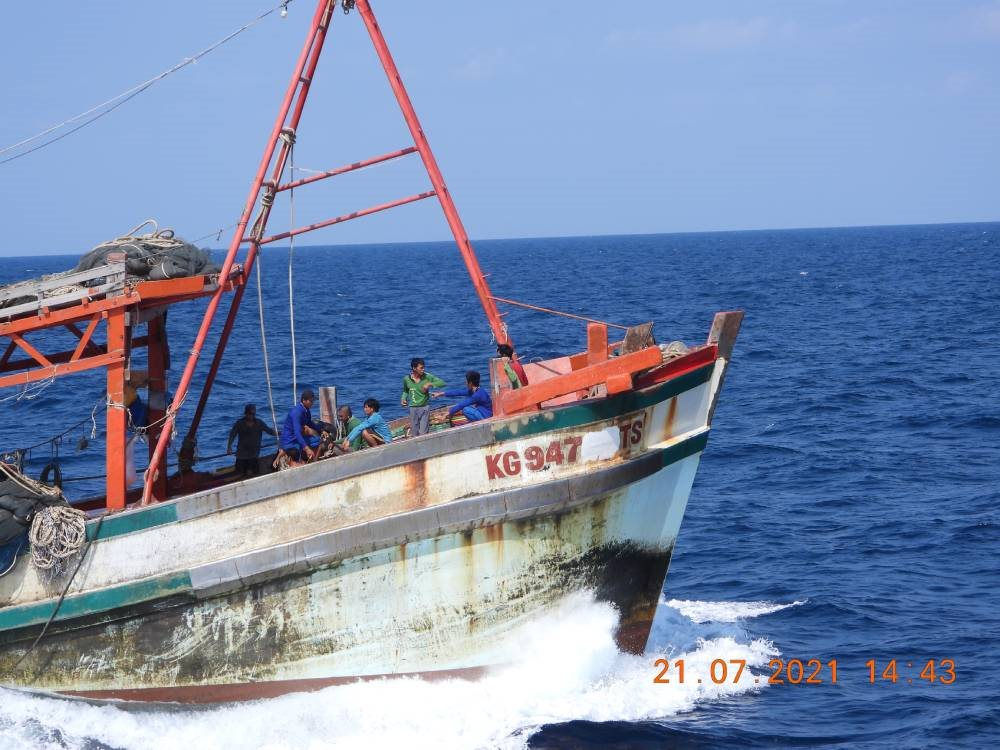 canh-sat-bien-truy-duoi-bat-giu-tau-ca-vi-pham-iuu-tren-vung-bien-tay-nam-2516